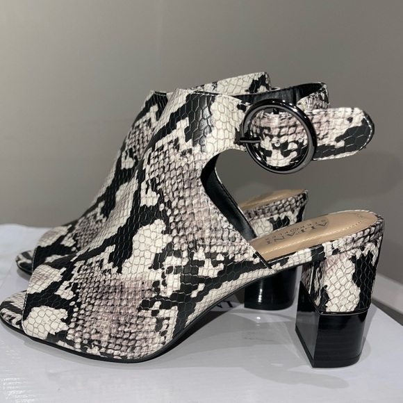 NIB Alfani Florissp Snake Sandal. Size 9. Black & Ivory - Picture 4 of 10